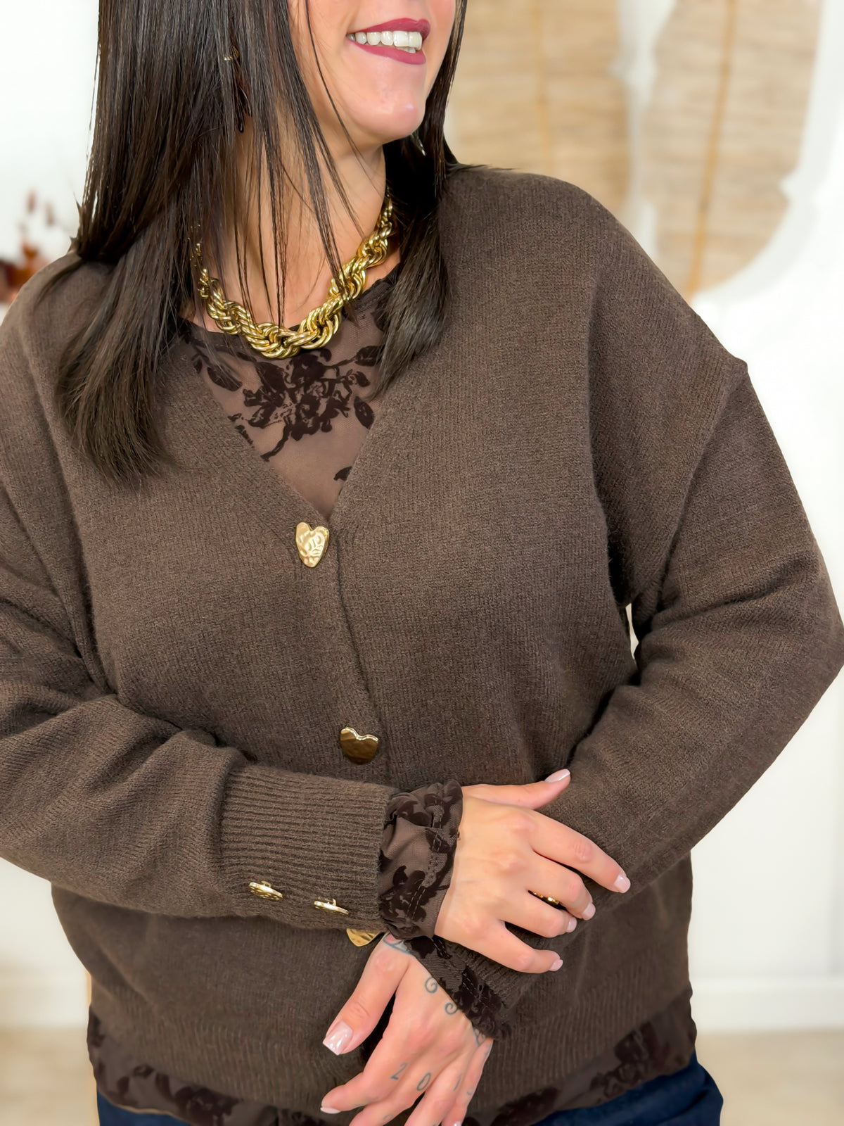 Look grande taille : top résille Lyana et gilet Nina chocolat – photo 10