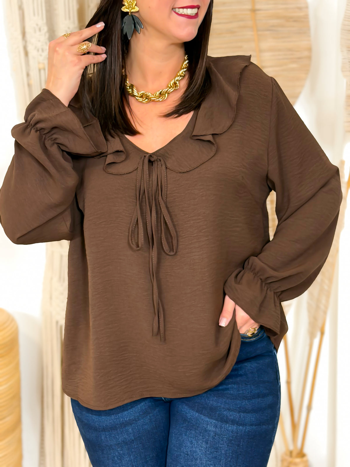 Blouse grande taille chocolat col volanté – photo 2