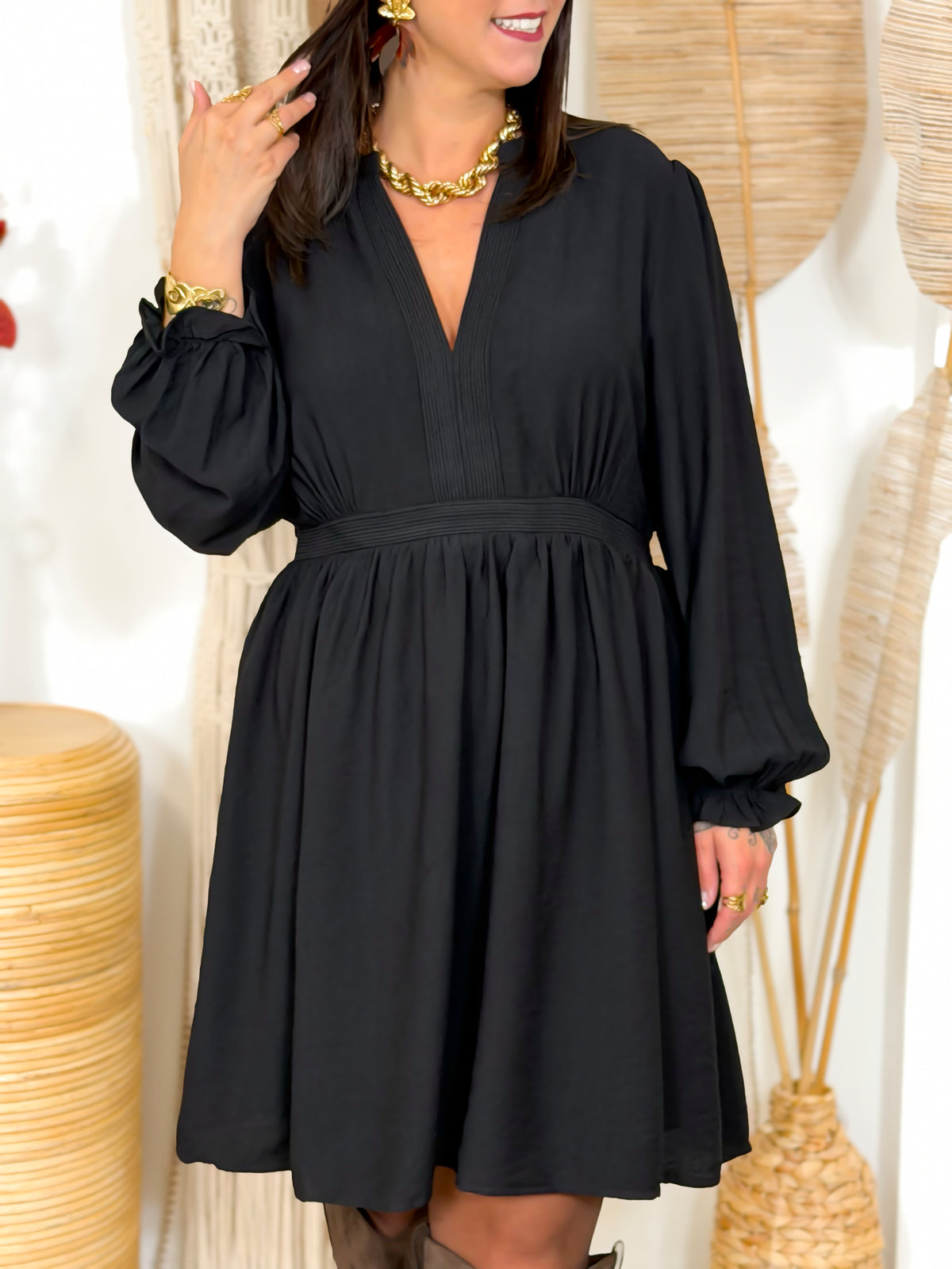 Robe courte grande taille noire col V nervuré – photo 1
