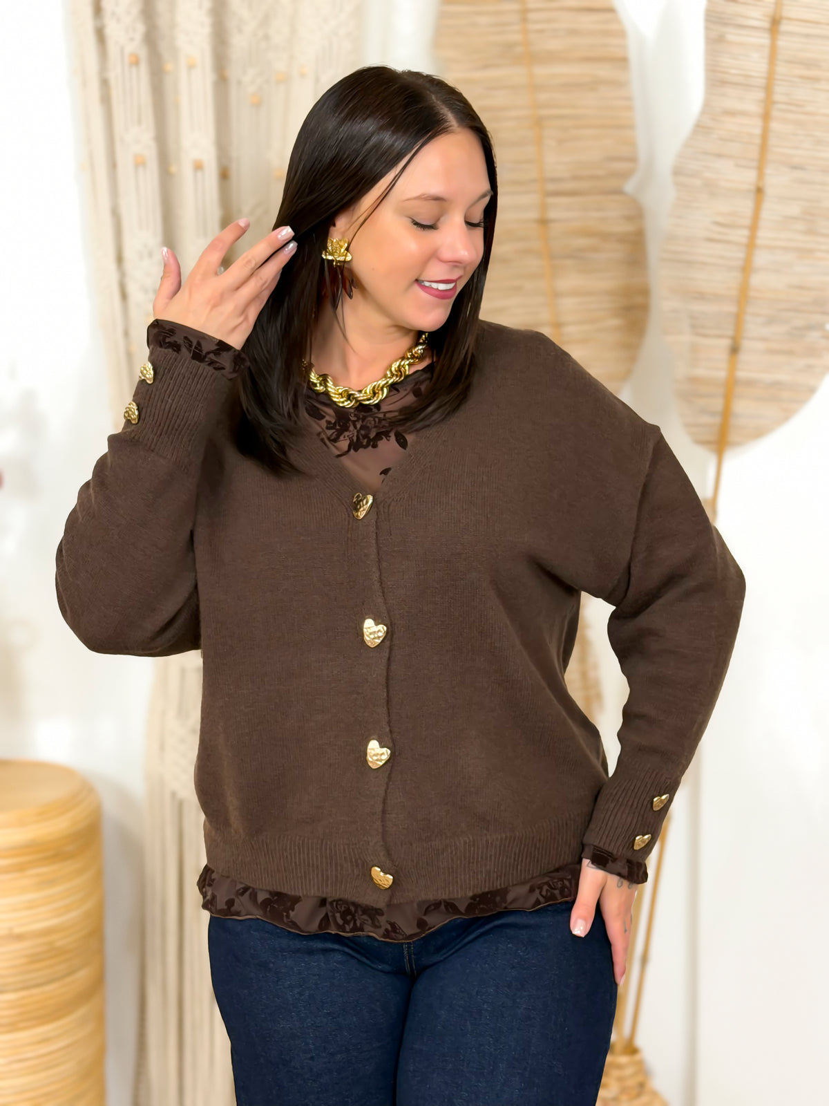 Look grande taille : top résille Lyana et gilet Nina chocolat – photo 9