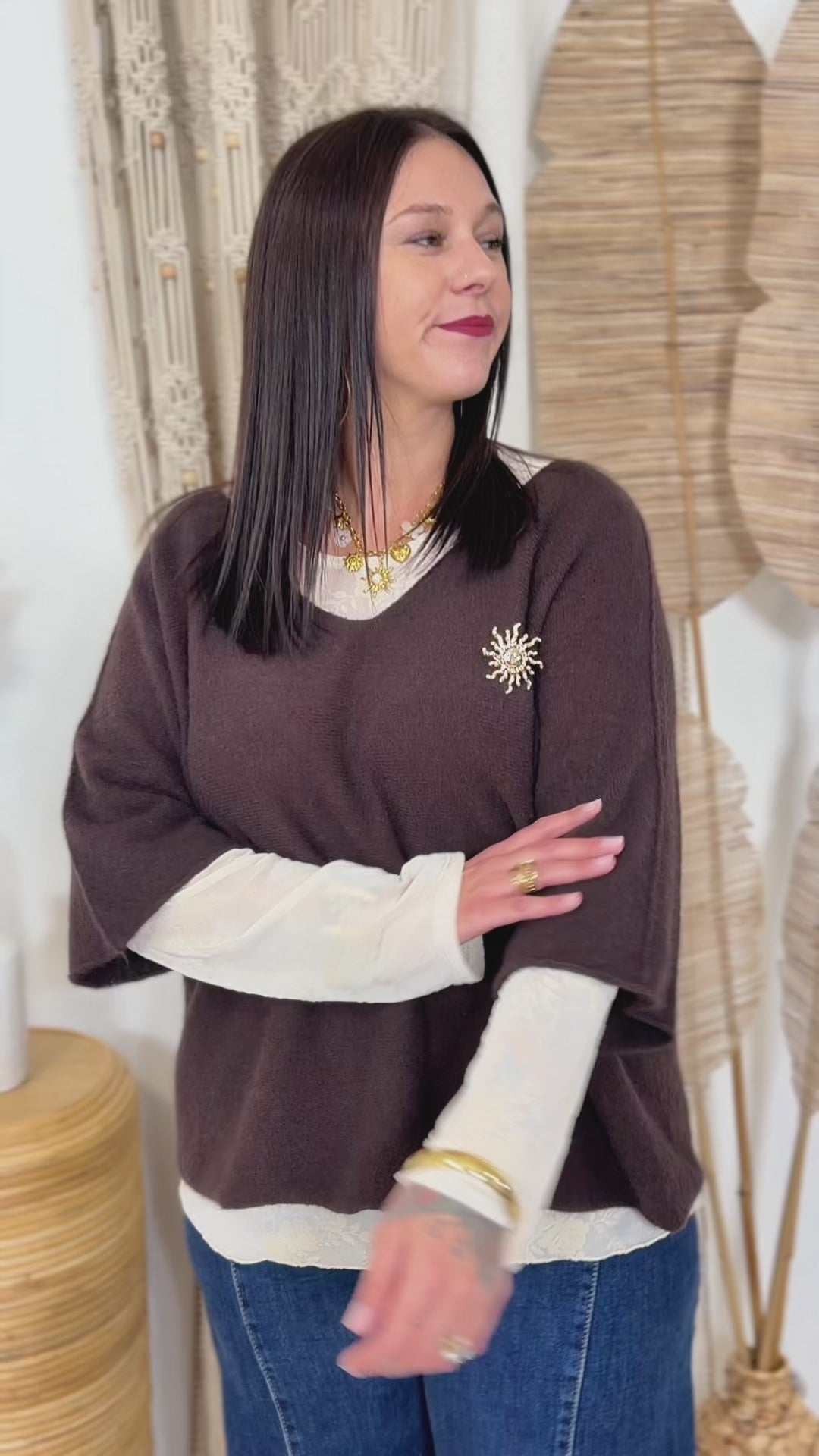 Look grande taille : blouse Lyana écru + pull Alma chocolat